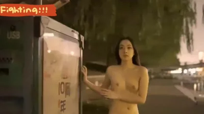 自慰潮喷，勾引路人耳光羞辱